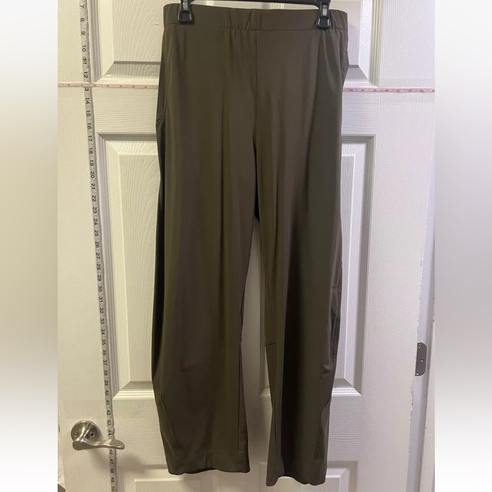 RUTI wideish on the loose olive lightweight pants barrel leg performance materia
